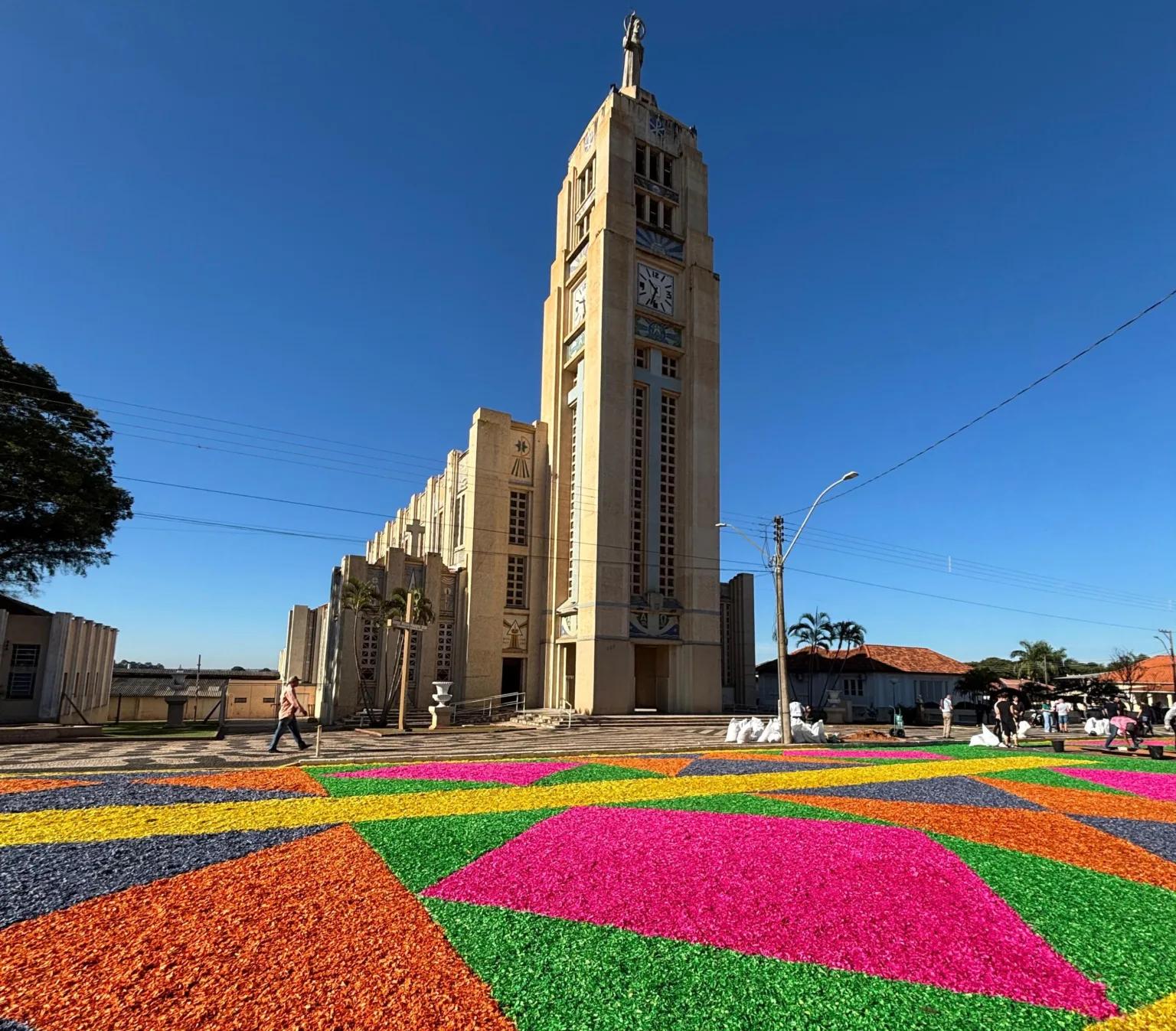 Tapetes de Corpus Christi mobilizam voluntários em tradição de Vera Cruz.