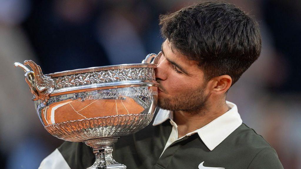 Carlos Alcaraz beijando o troféu do French Open
