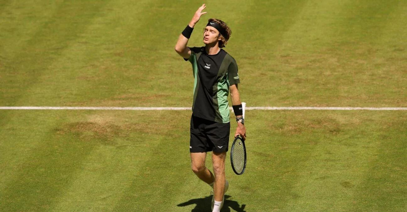 Andrey Rublev durante a competição em Halle 2025