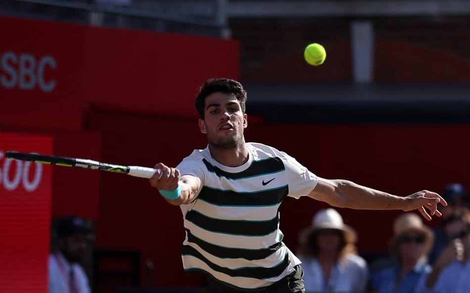Carlos Alcaraz devolve a bola na vitória sobre o francês Arthur Rinderknech.