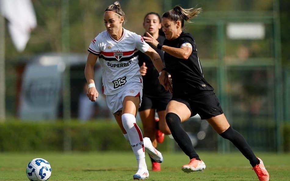Jogadora do São Paulo disputa lance com jogadora do Corinthians