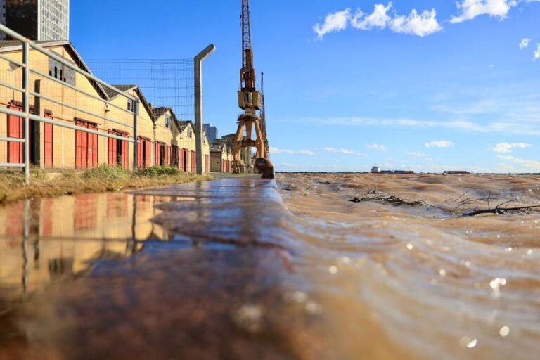Rios do Rio Grande do Sul continuam acima da cota de alerta e provocam alagamentos em Porto Alegre
