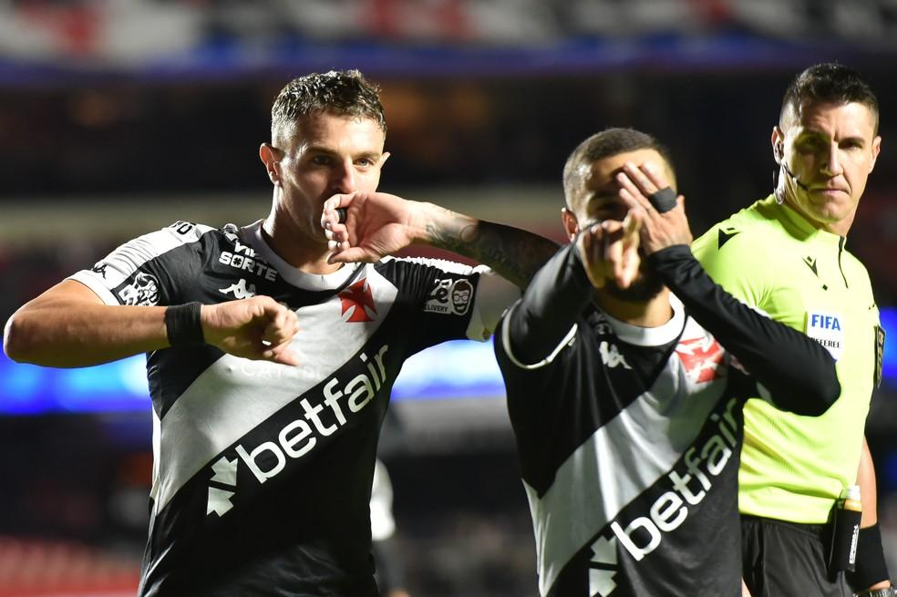 Coutinho reproduz comemoração do 'Pirata Vegetti'