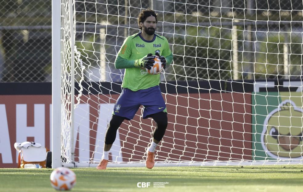 Alisson em treino da Seleção Brasileira
