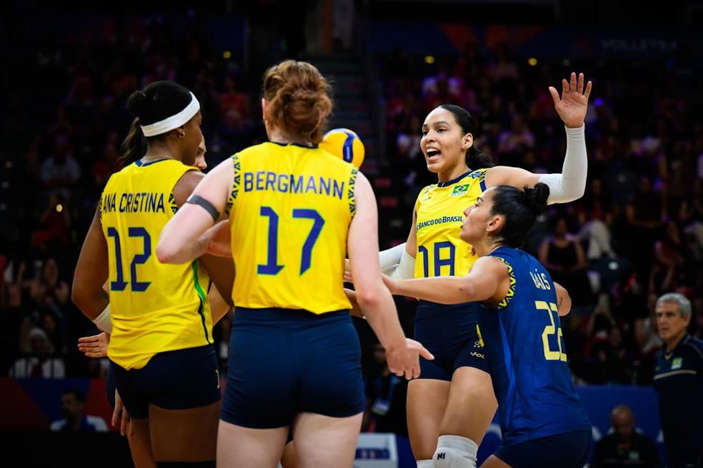 Brasil festeja ponto contra Bélgica na VNL