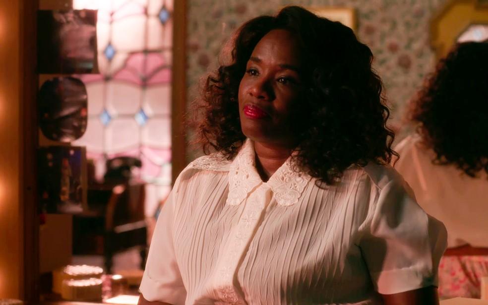 Vera (Tatiana Tibúrcio) aconselha Ligia (Palomma Duarte) a se declarar pessoalmente a Raimundo (Danton Mello) - Garota do Momento