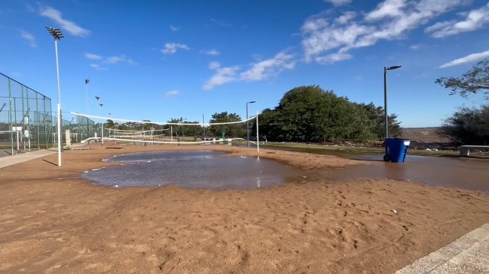 Águas do Guaíba avançam e invadem orla, em Porto Alegre