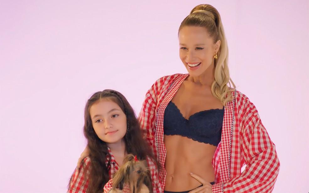 Mirna Vargas posa poderosa com a filha e o cachorrinho para campanha da Boaz em Dona de Mim