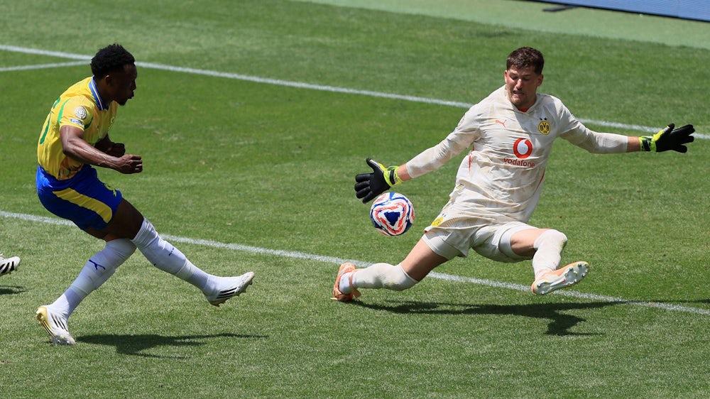 BVB-Torwart Gregor Kobel (direita) teve muito trabalho contra os atacantes do Mamelodi Sundowns.