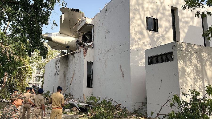 Cauda do Boeing 787 Dreamliner da Air India presa em prédio após o acidente.