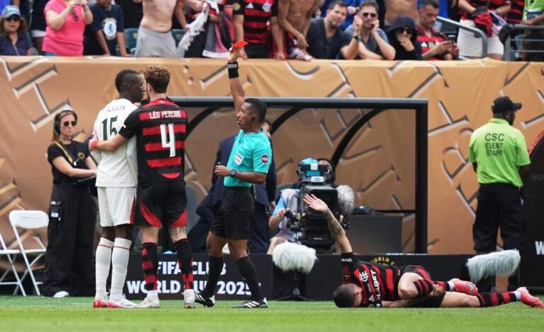 Expulsão relâmpago de Jackson contra o Flamengo gera críticas ferozes
