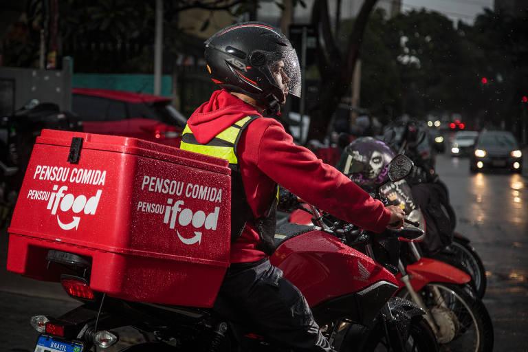 Entregador de comida usando vestimentas do iFood