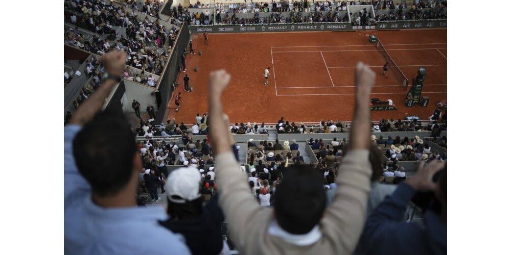 Carlos Alcaraz e Jannik Sinner na final de Roland-Garros 2025.