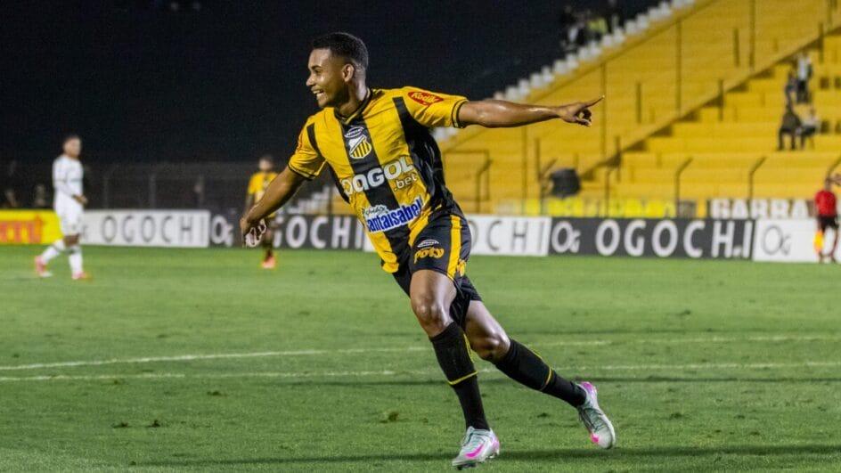 Novorizontino na vitória por 3 a 0 sobre o Cuiabá, pela Série B 2025.