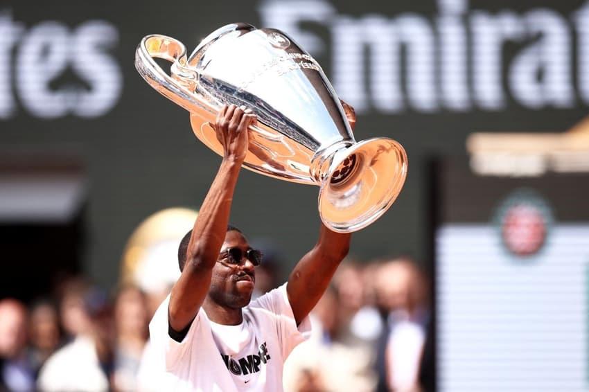 Atacante francês Dembélé com a Champions em Roland Garros