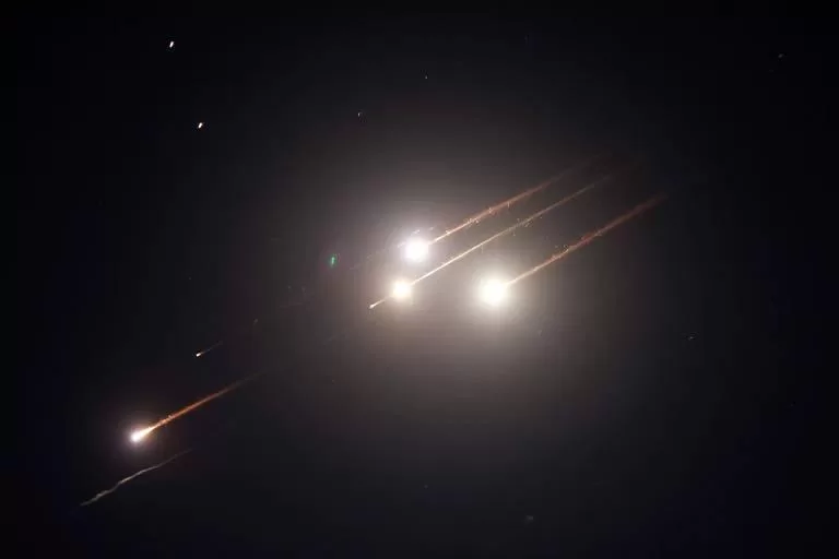 Conflito entre Irã e Israel Escala Após Ataques Mútuos