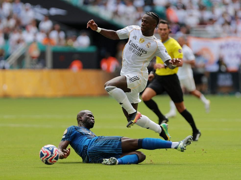Vinicius Junior leva cartão amarelo por simulação contra o Al-Hilal