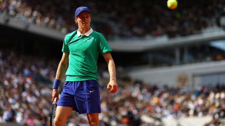 Jannik Sinner avança para semifinais de Roland Garros sem perder sets