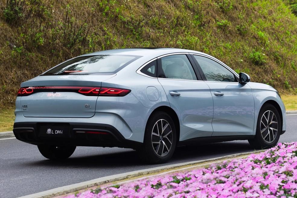 Design do sedã BYD Qin L destacado pelas lanternas traseiras interligadas.