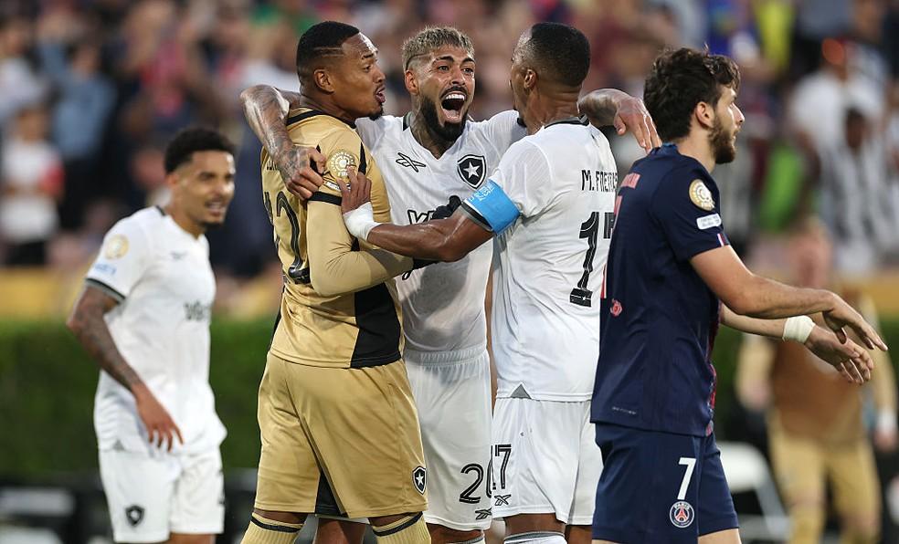 John, Barboza e Marlon Freitas comemoram vitória do Botafogo sobre o PSG