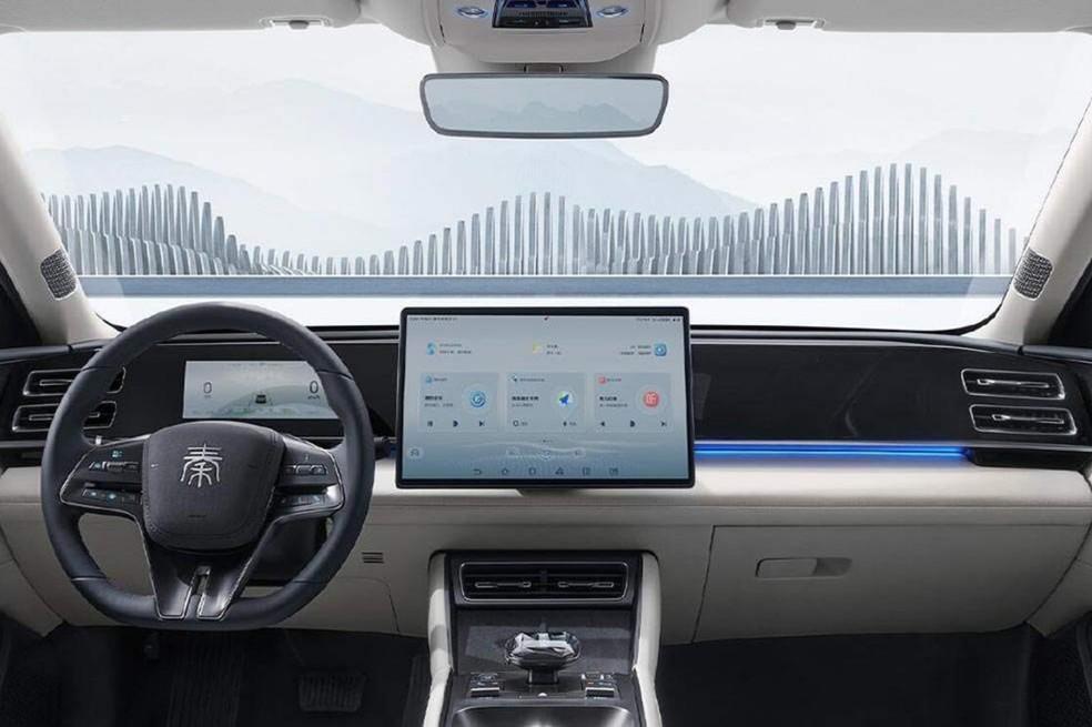 Interior do sedã BYD Qin L destacando a tela multimídia giratória.