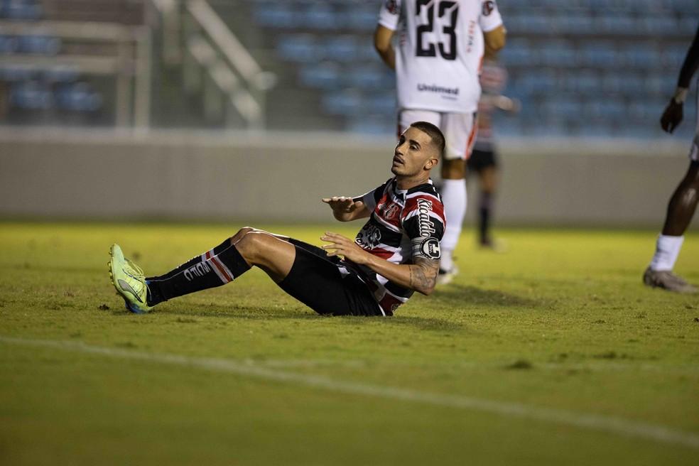 Atacante Thiago Galhardo, em jogo entre Ferroviário e Santa Cruz pela Série D