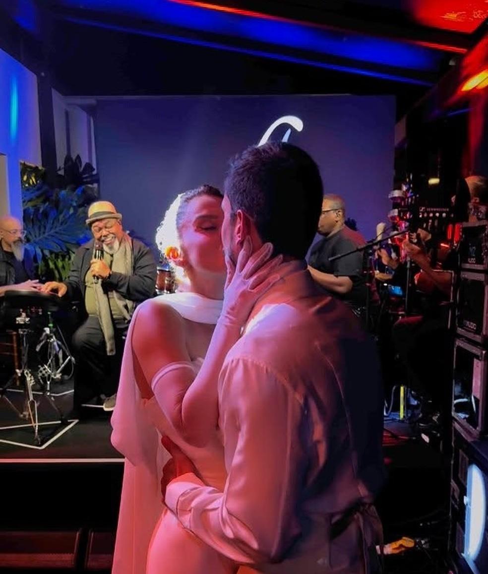 Os noivos Giovanna Lancellotti e Gabriel David trocam beijos ao som de Jorge Aragão