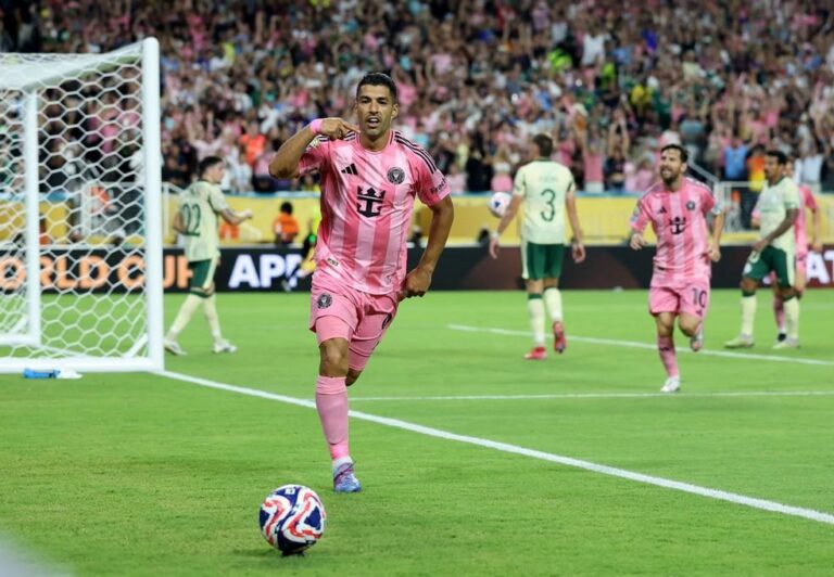 Luis Suárez brilha em jogo emocionante e se aproxima de recorde histórico