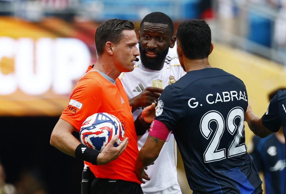 Rudiger discute com Cabral em Real Madrid x Pachuca