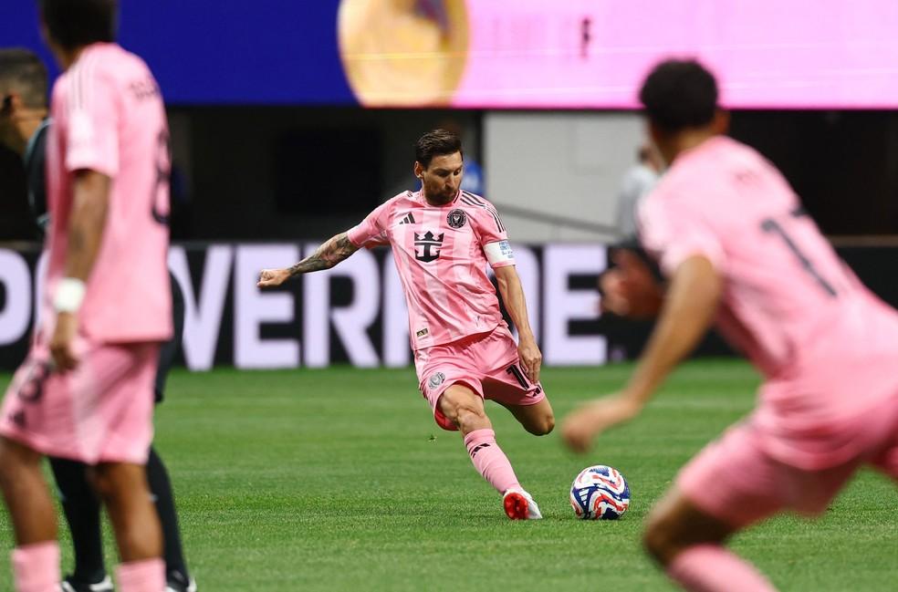 Messi cobra falta para marcar o segundo gol do Inter Miami