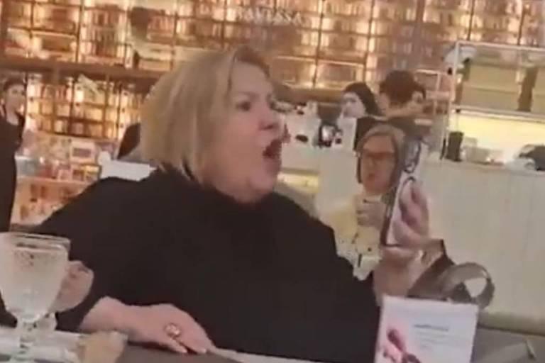 Jornalista gritando no restaurante