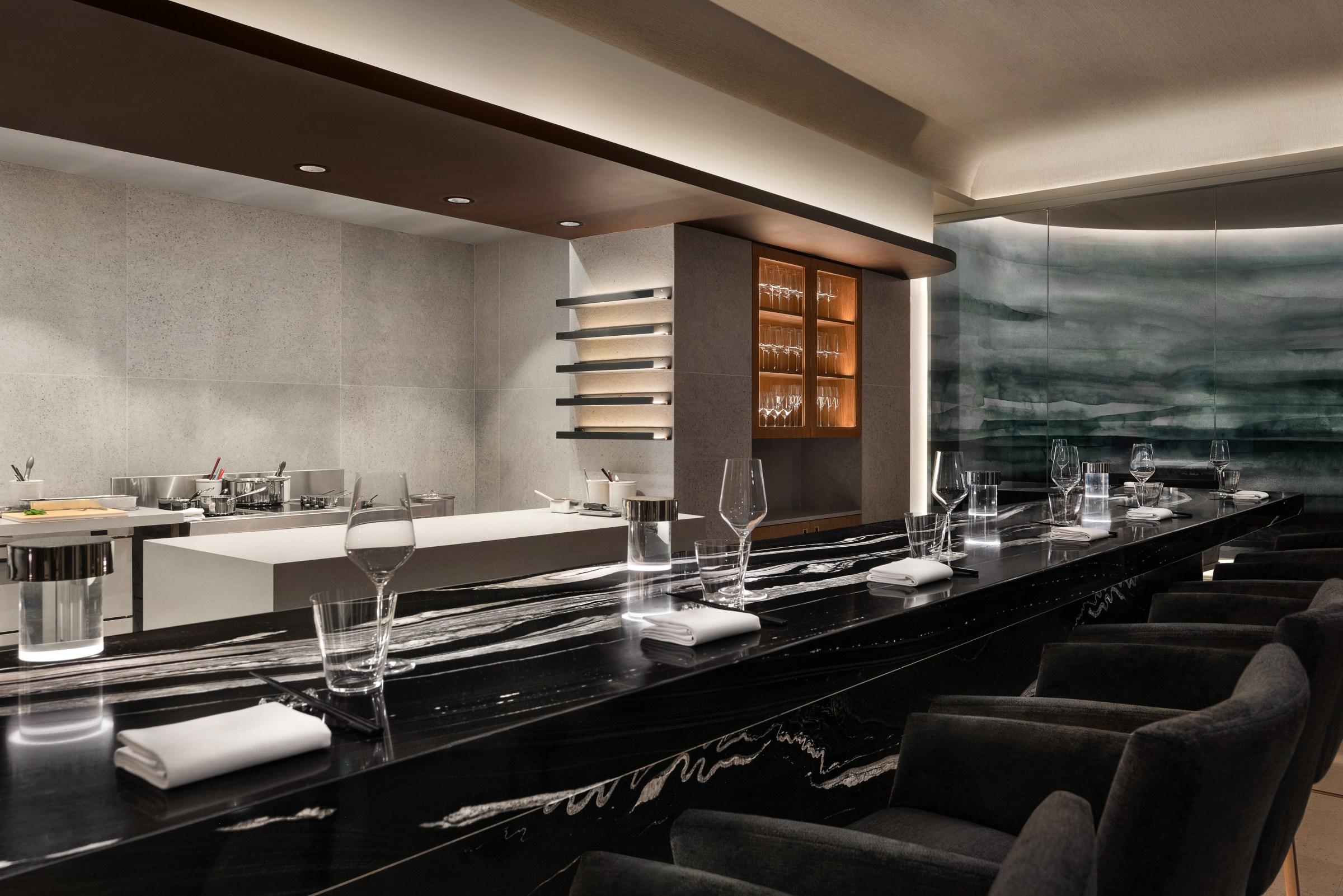 Interior de um restaurante elegante com um balcão de mármore