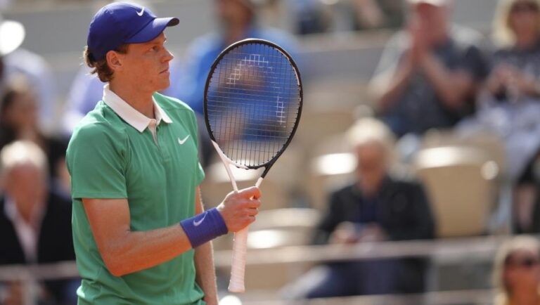 Jannik Sinner avança para as semifinais do Roland Garros após vitória convincente sobre Alexander Bublik