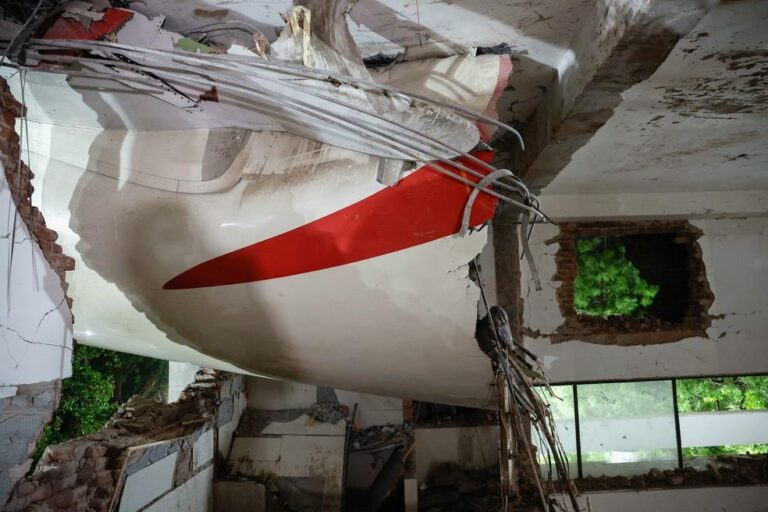 Sobrevivente de queda de avião na Índia desafiou estatísticas de segurança