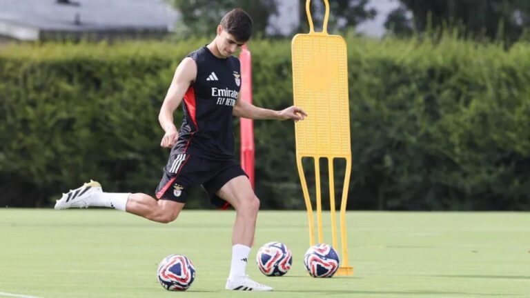 Benfica enfrenta Boca Juniors sem revelar planos de transferência