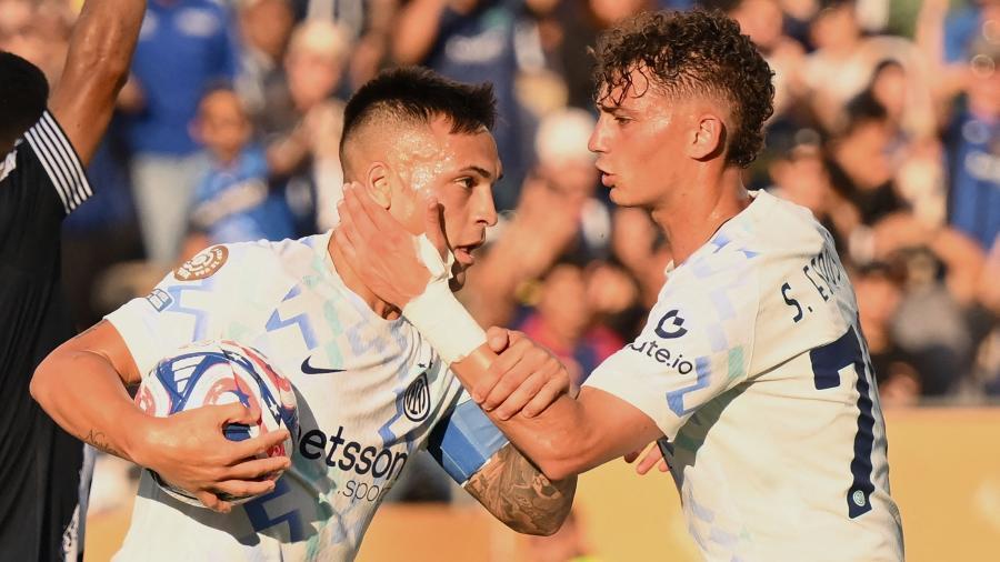 Lautaro Martínez comemora gol da Inter de Milão sobre o Monterrey em jogo do Mundial.