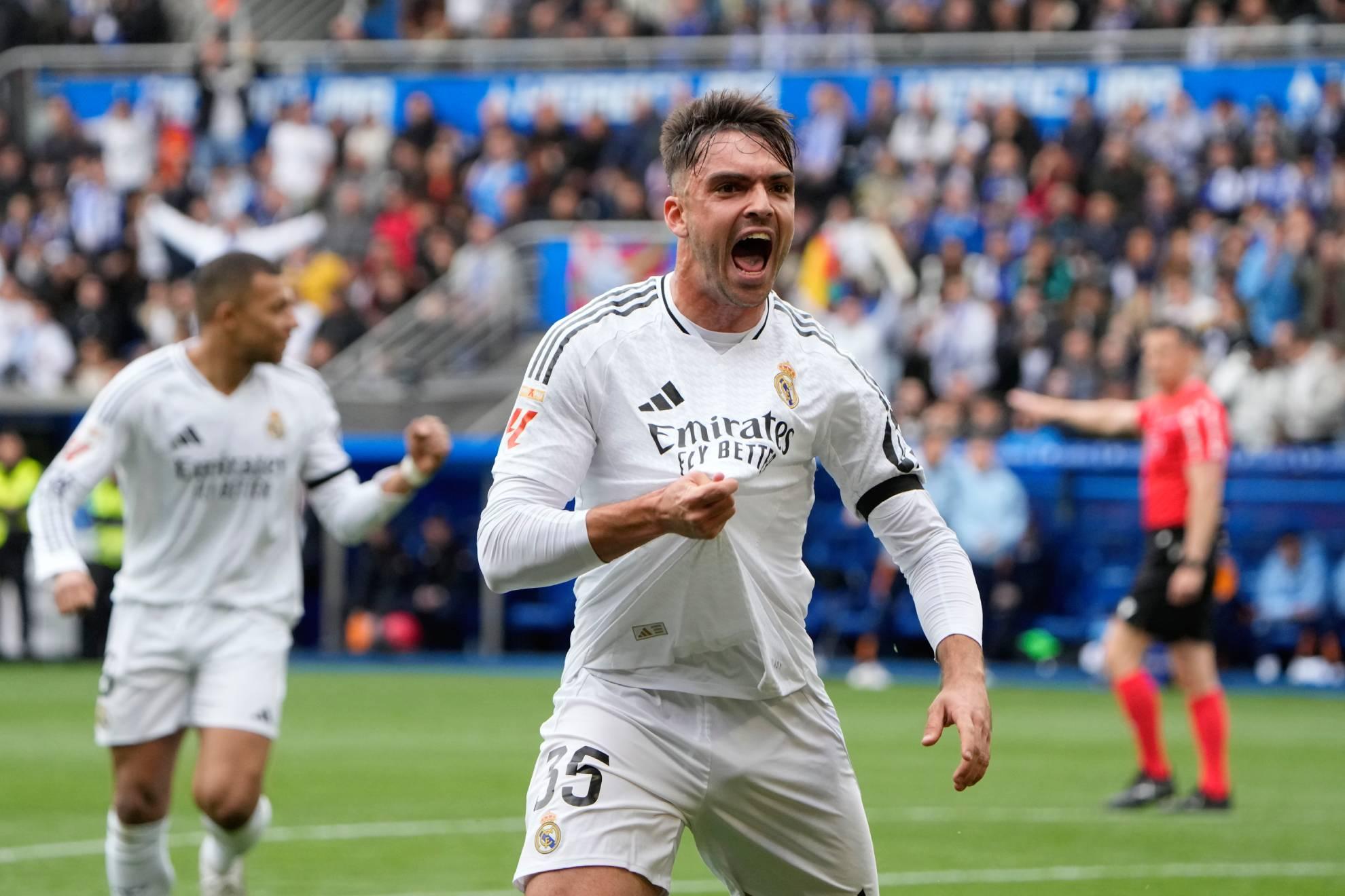 Raúl Asencio celebra um gol no Bernabéu.
