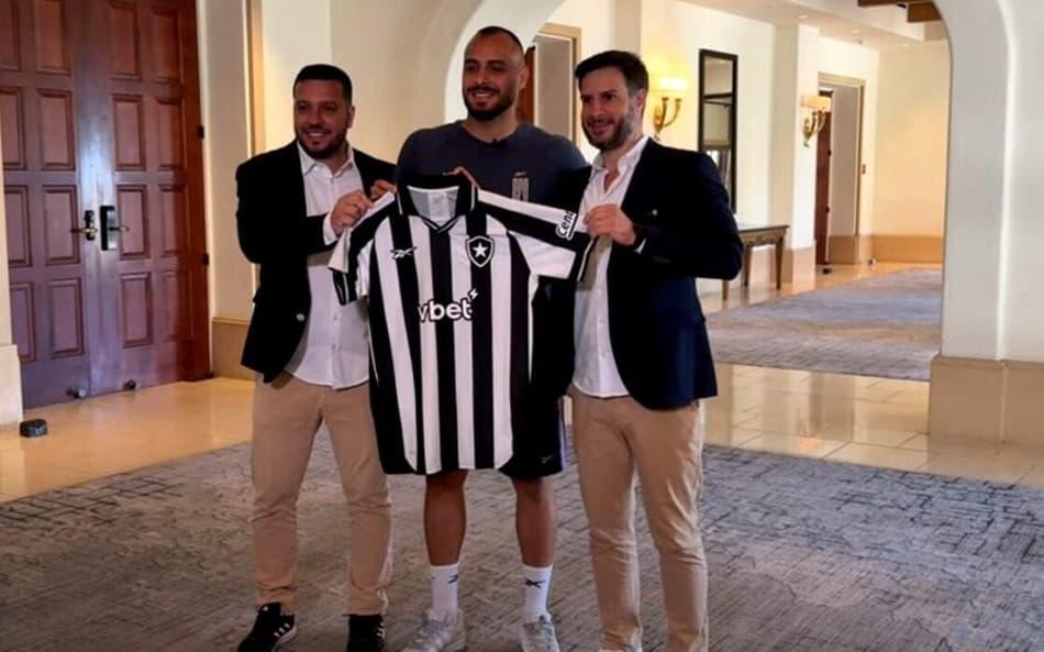 Arthur Cabral durante apresentação como novo reforço do Botafogo