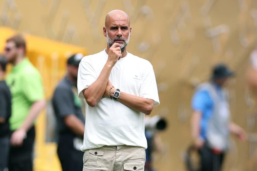 Guardiola na beira de campo em Manchester City x Wydad Casablanca no Mundial