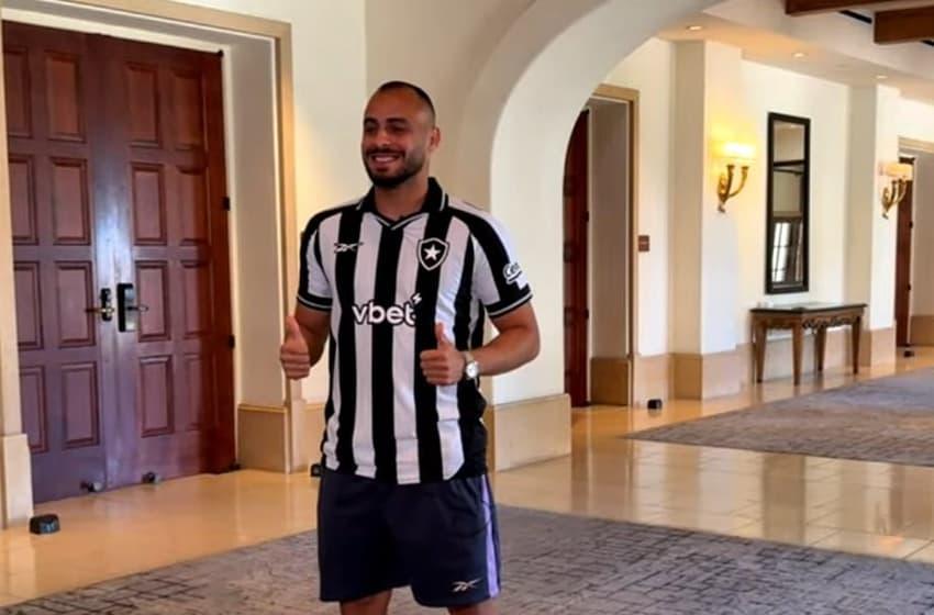 Arthur Cabral em momento de descontração durante entrevistas