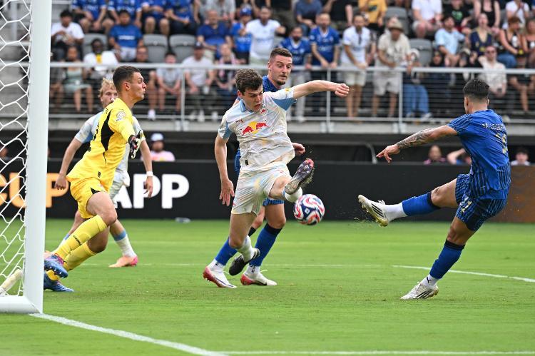 Marcos Leonardo, do Al-Hilal, é bloqueado por Rasmussen, do RB Salzburg, em confronto pelo Mundial de Clubes 2025.