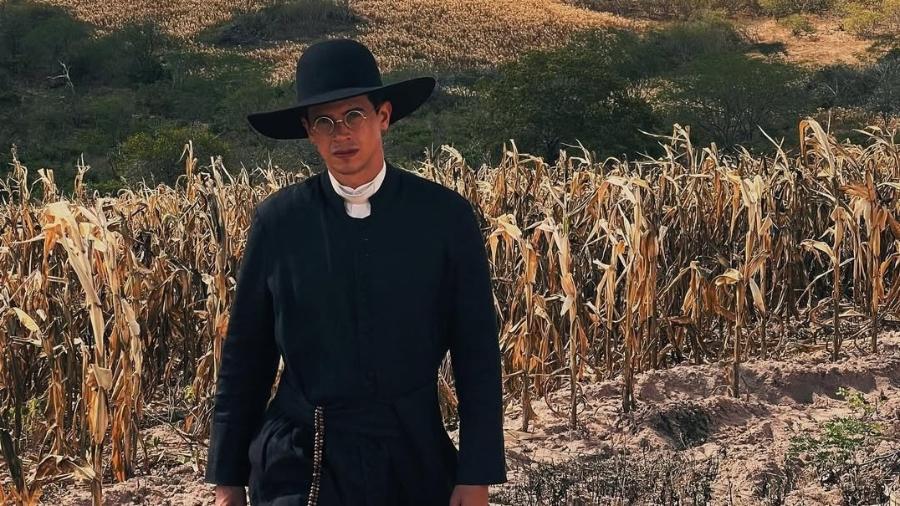 Rodrigo Lelis interpreta o padre Bida em 'Guerreiros do Sol'