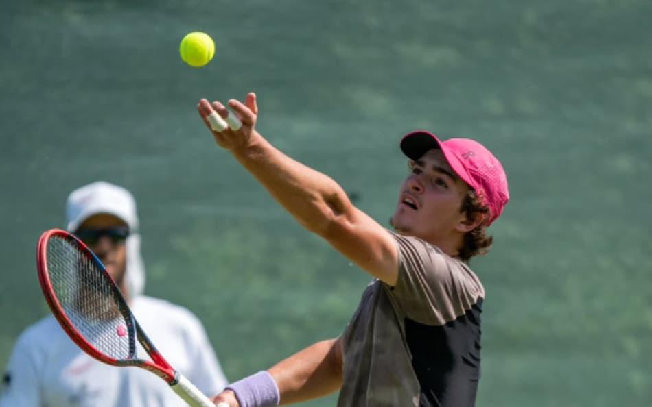 João Fonseca, observado pelo técnico Guilherme Teixeira, treina em Halle, na Alemanha