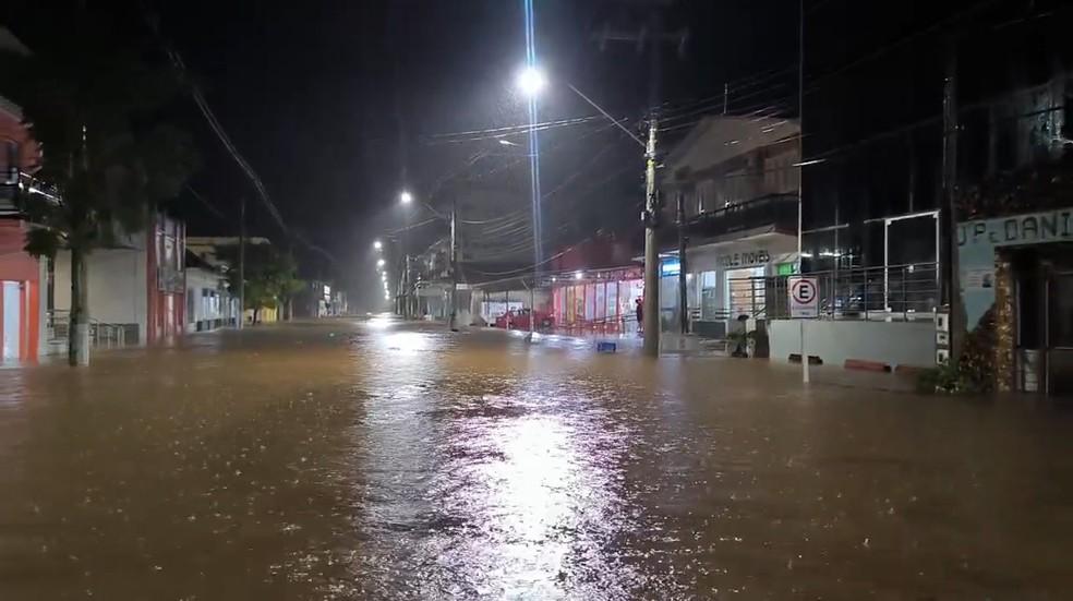 Chuva alagou ruas em Mata