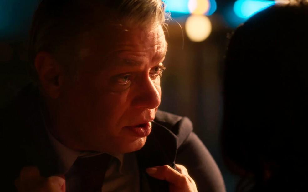 Juliano leva soco de Clarice