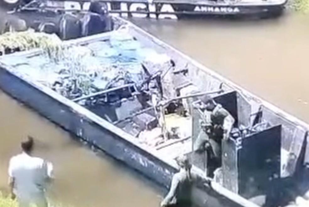 Polícia apreendeu drogas, armas e munições no Rio Solimões, no Amazonas.