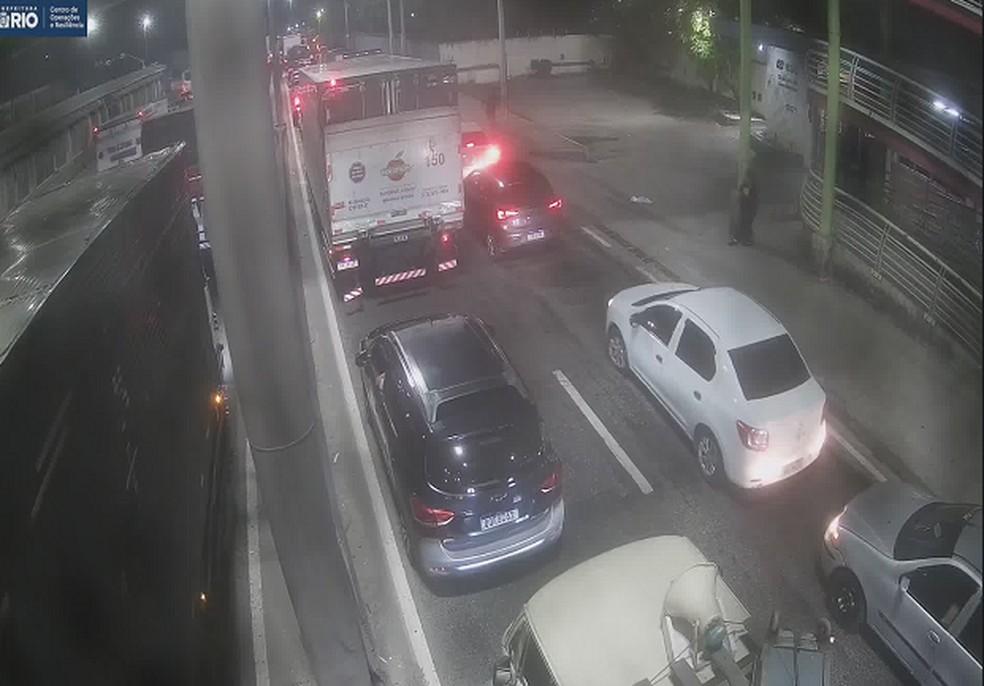 Avenida Brasil teve interdições na altura de Vigário Geral, sentido Centro