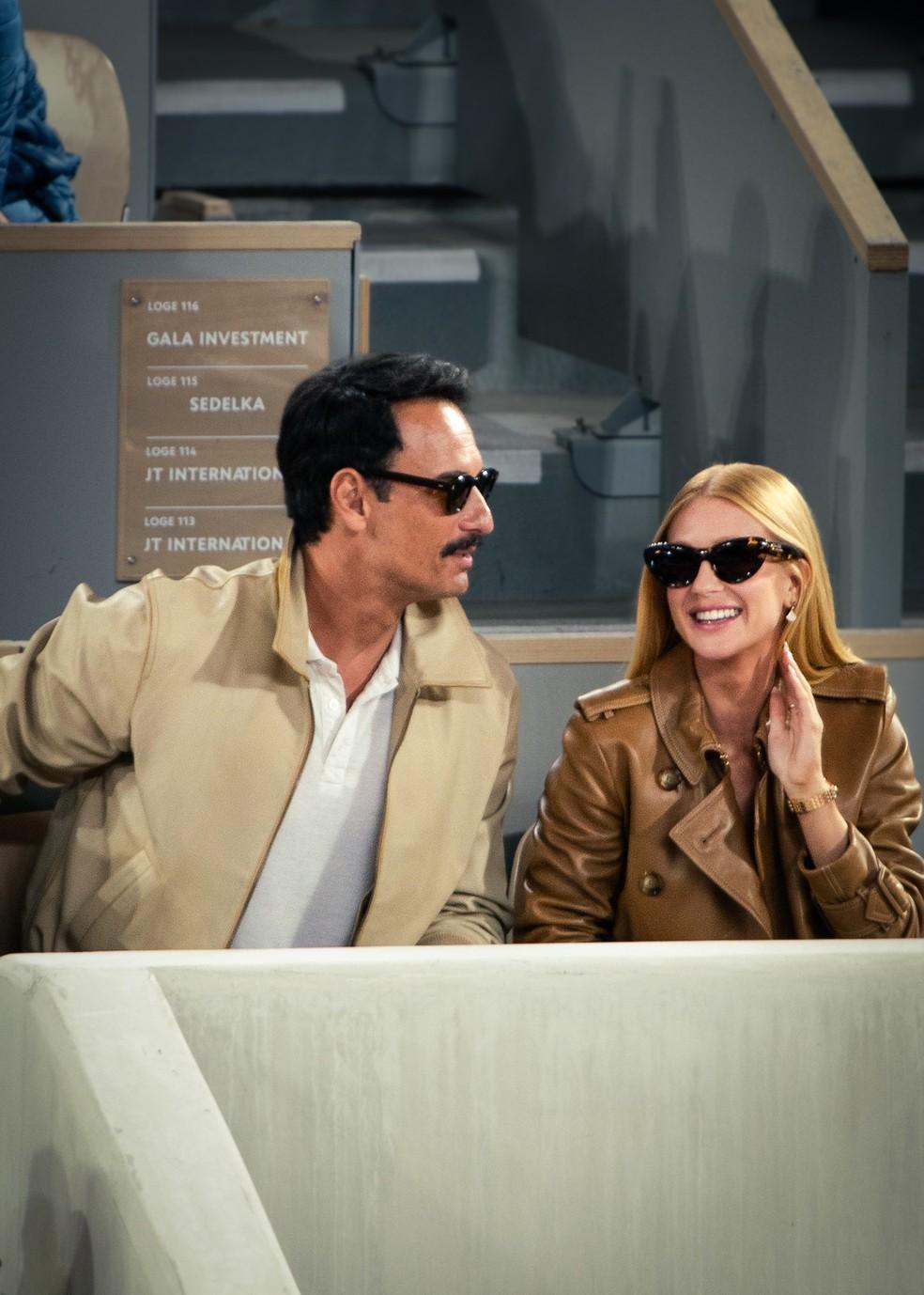 Marina Ruy Barbosa e Rodrigo Santoro assistindo a partida de tênis