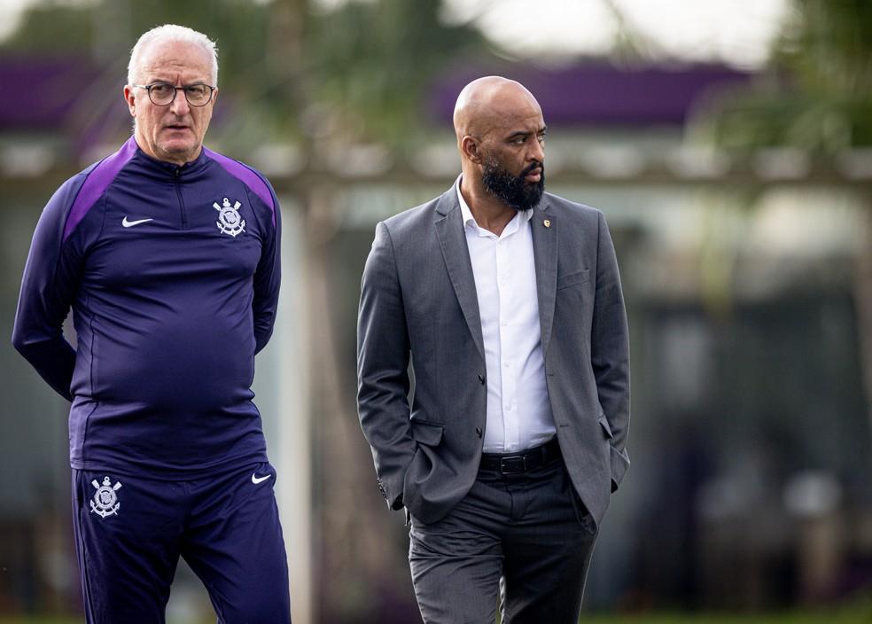 Técnico Dorival Júnior e diretor Fabinho Soldado em treino do Corinthians