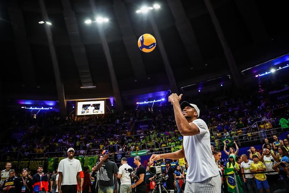 Giannis Antetokounmpo simula saque no Maracanãzinho